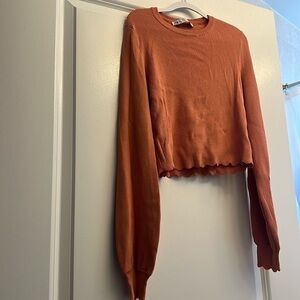 Stretchy cropped scallop top